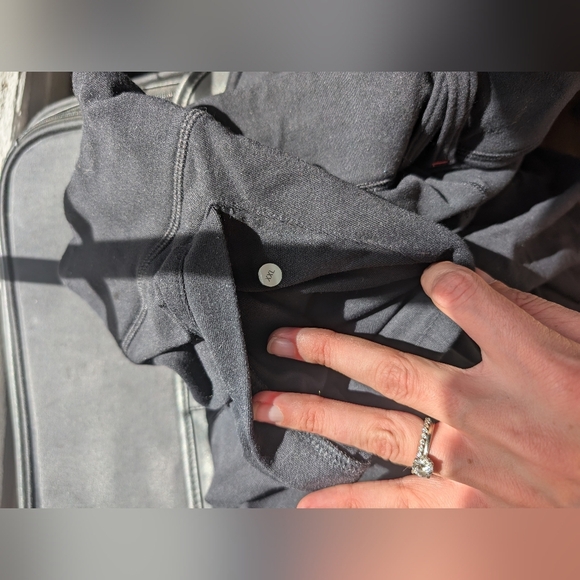 Lululemon Men's XXL Capri Black Shorts - Picture 5 of 5